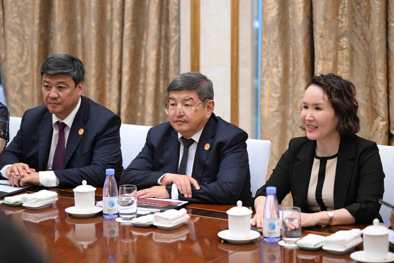 Акылбек Жапаров в Урумчи