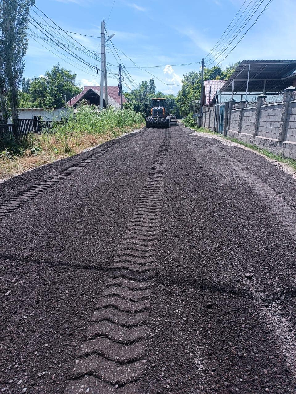 Снятый асфальт укладывают на дорогах в жилмассивах