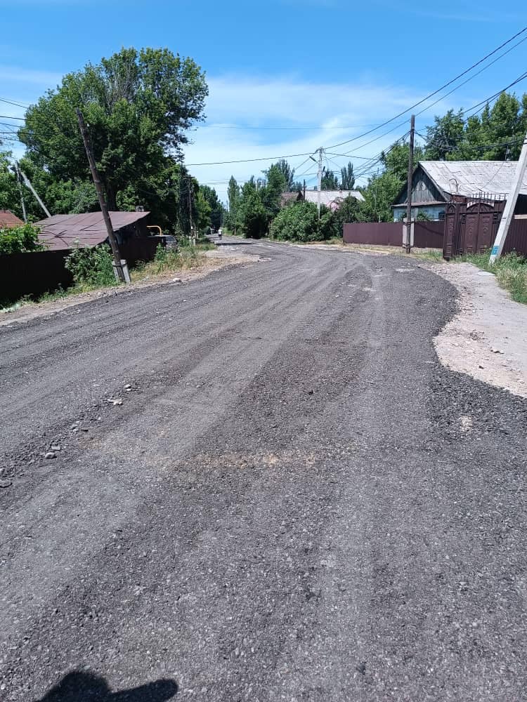 Снятый асфальт укладывают на дорогах в жилмассивах
