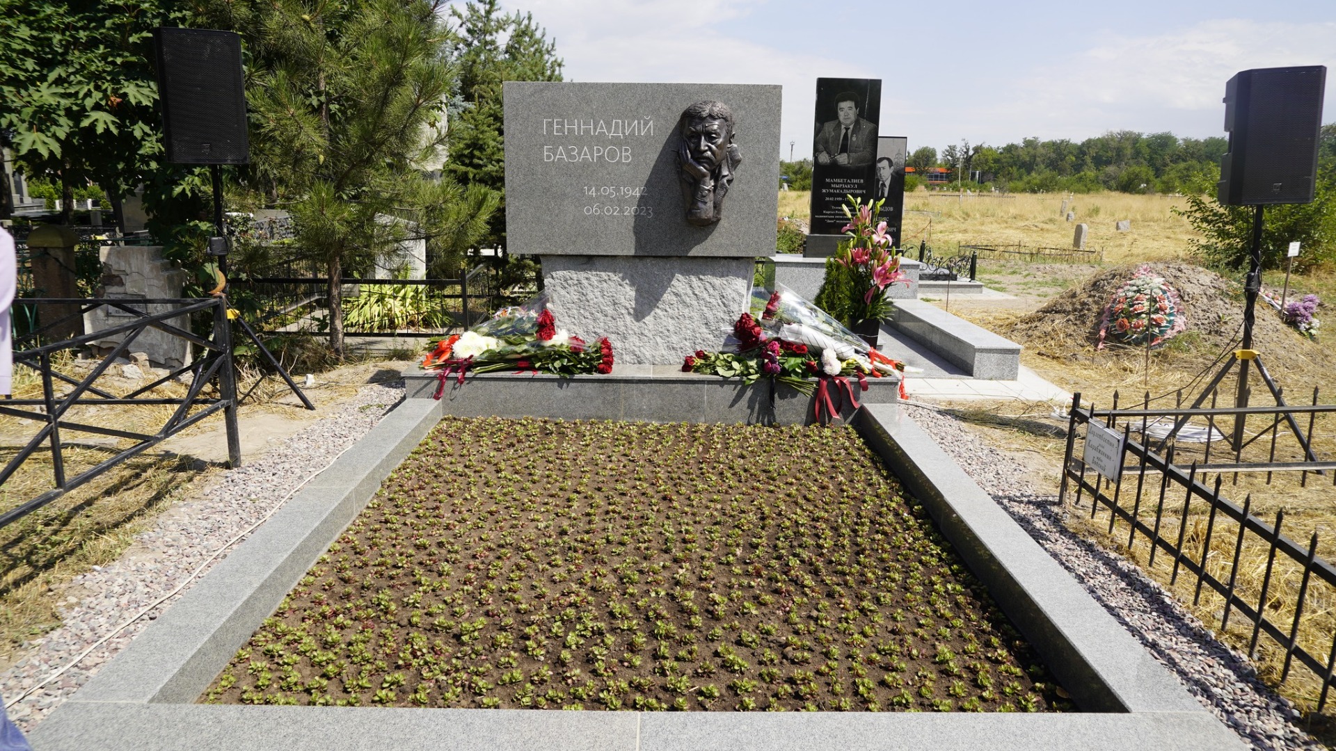 Памятник Геннадию Базарову