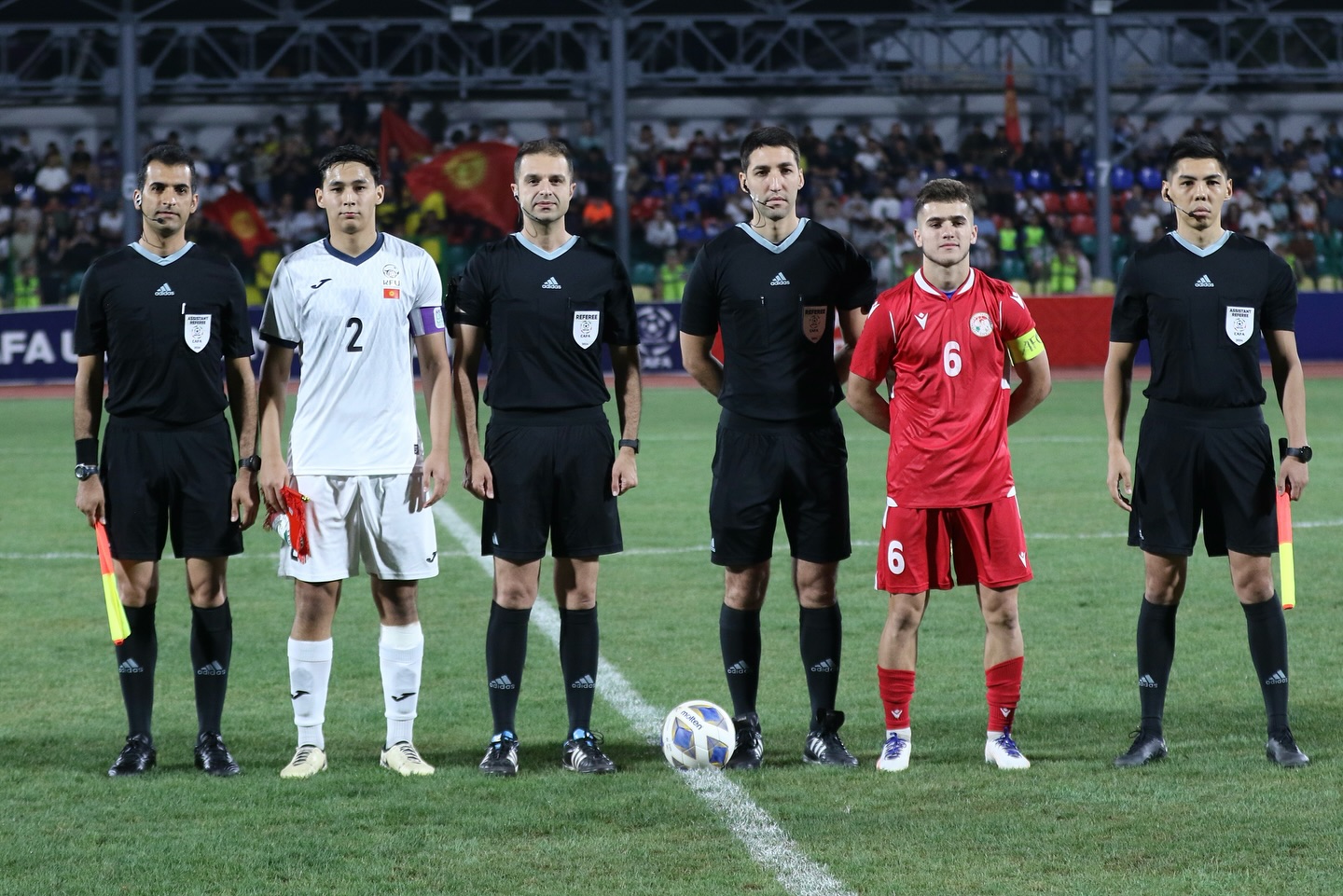 Капитан сборной Кыргызстана по футболу U-20 Эмир-Хан Кадыршаев (слева)