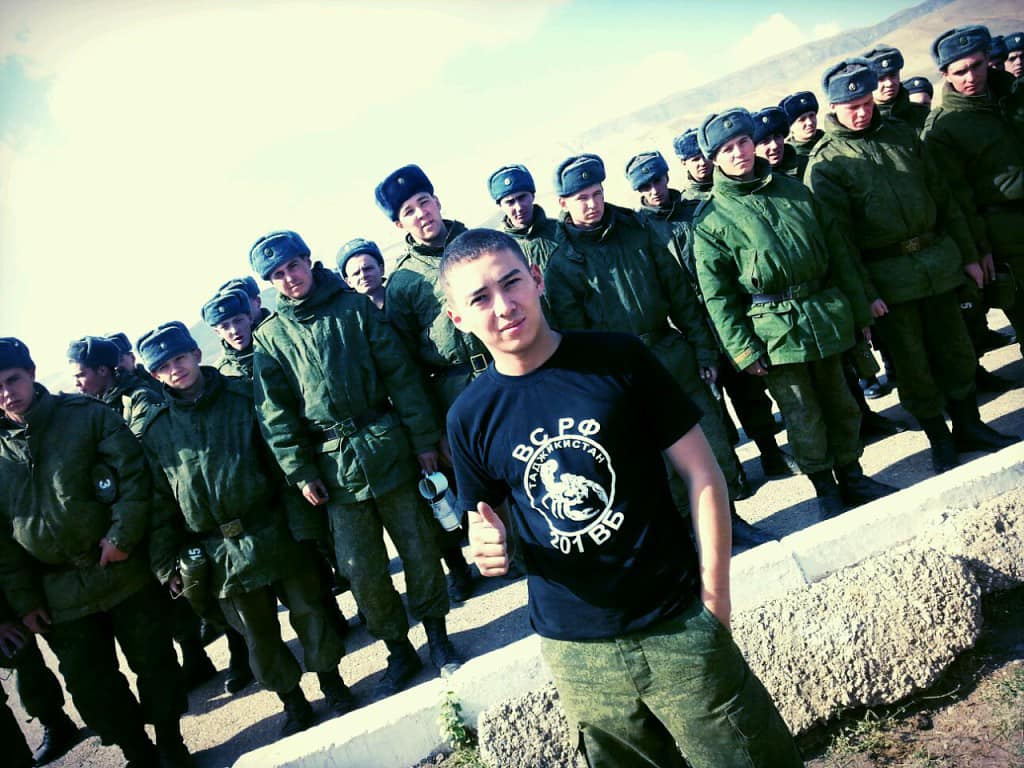 Судя по фото, Автандил Сабырбеков служил в 201-й российской военной базе в Таджикистане