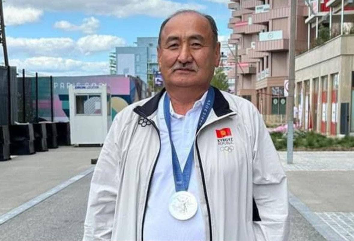 Глава Минздрава КР в Париже и зачем-то надел чужую серебряную медаль Олимпиады