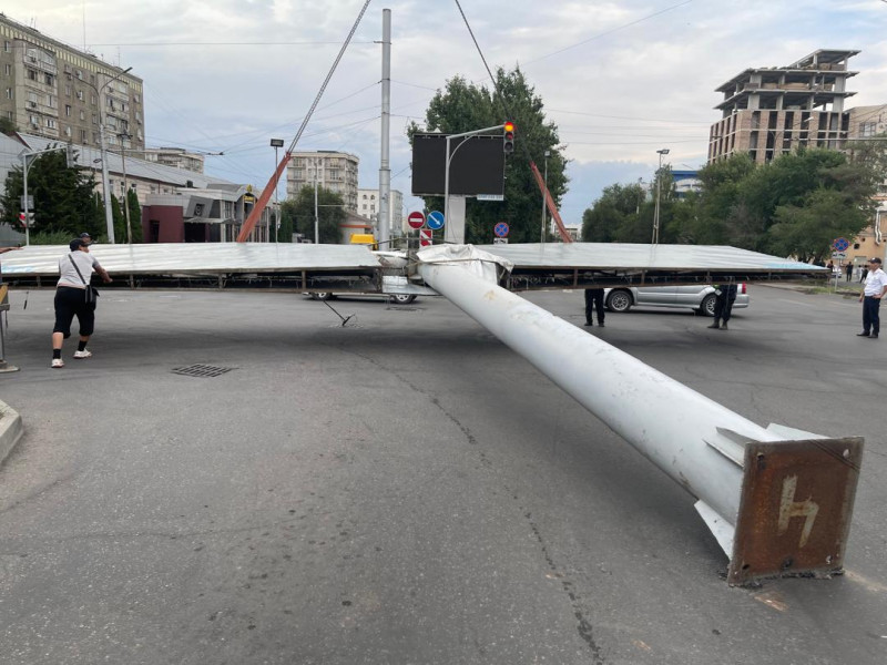 В столице убирают рекламные щиты