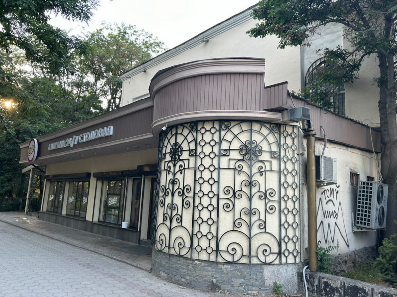 Городские службы демонтировали пристройку кафе Buffet