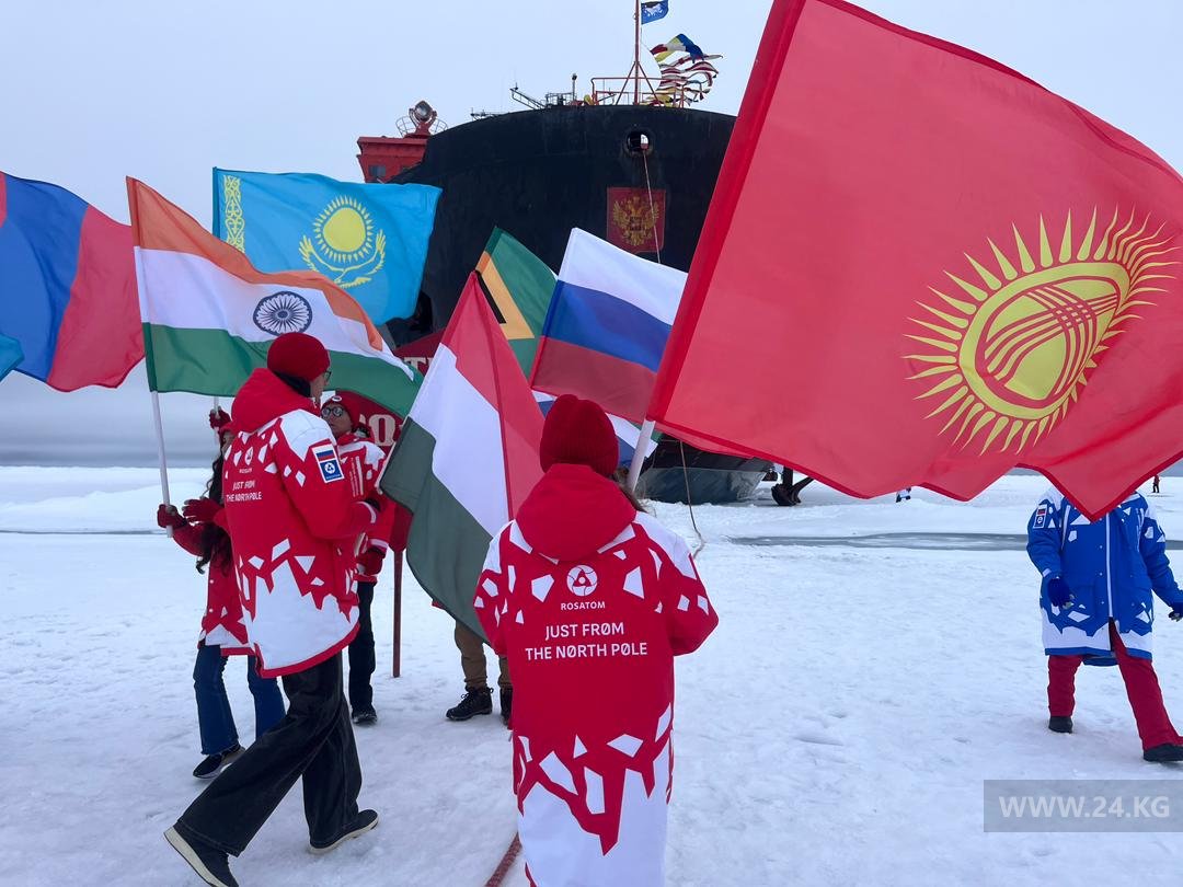 Флаг Кыргызстана на Северном полюсе установила школьница Злата Швачева