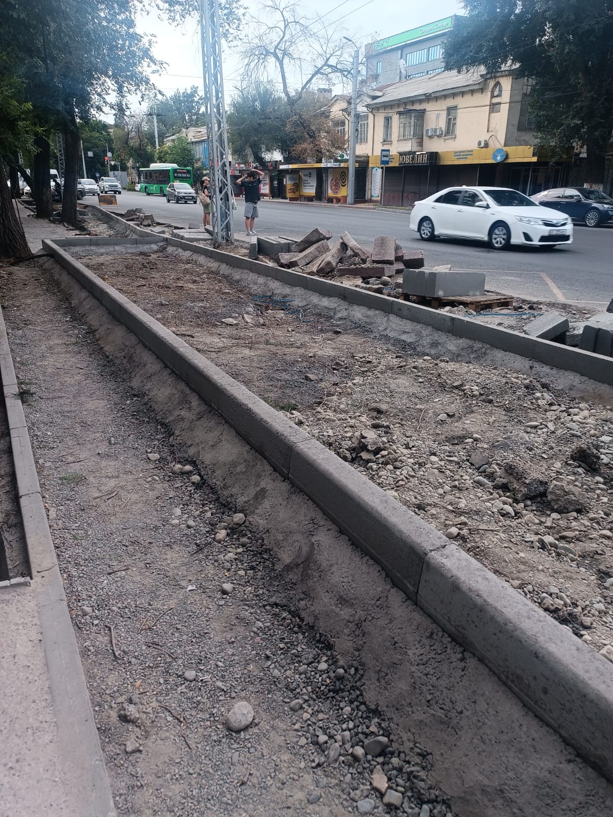 Для строительства остановки заняли тротуар