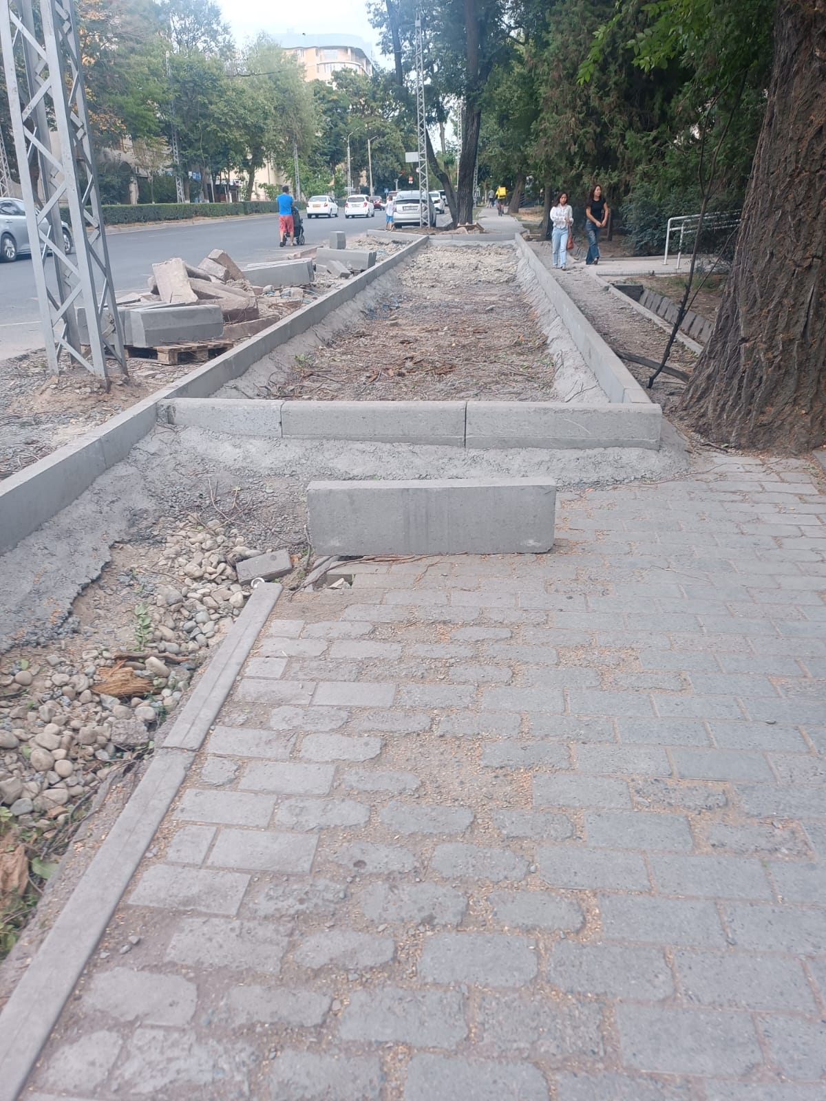 Для строительства остановки заняли тротуар