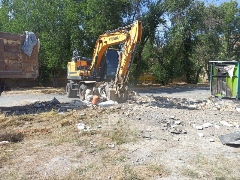 Уборка выброшенного мусора