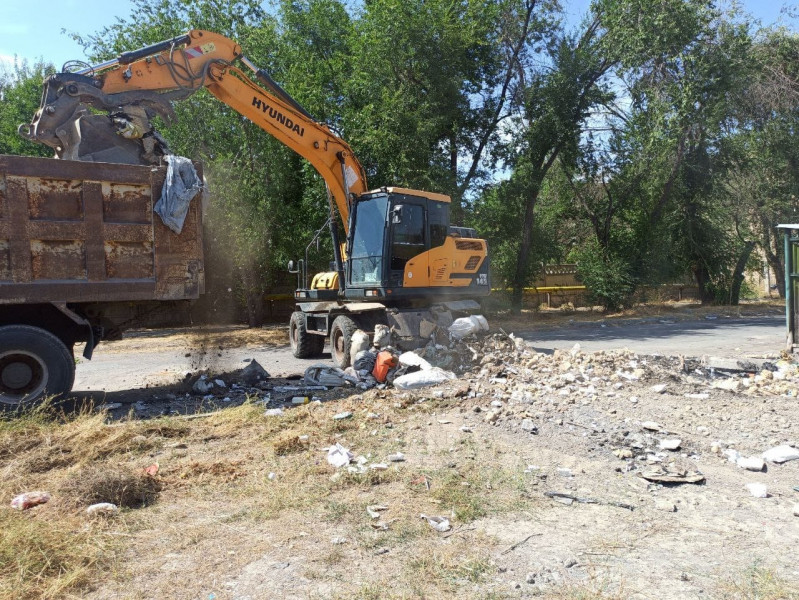 Уборка выброшенного мусора