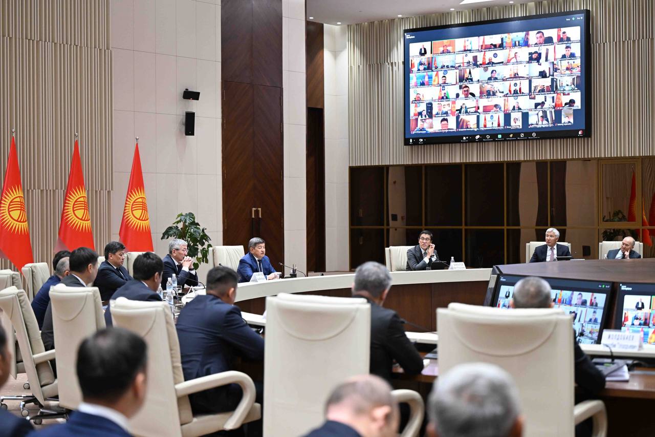 Первое аппаратное совещание кабмина в новом «Белом доме»