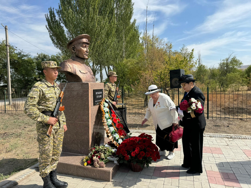 Бюст Героя Советского Союза Хусаина Исманова открыли в Бишкеке