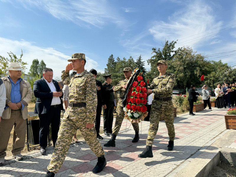 Бюст Героя Советского Союза Хусаина Исманова открыли в Бишкеке