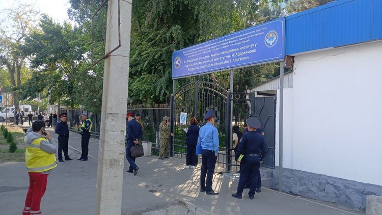 Возле Авиационного института
