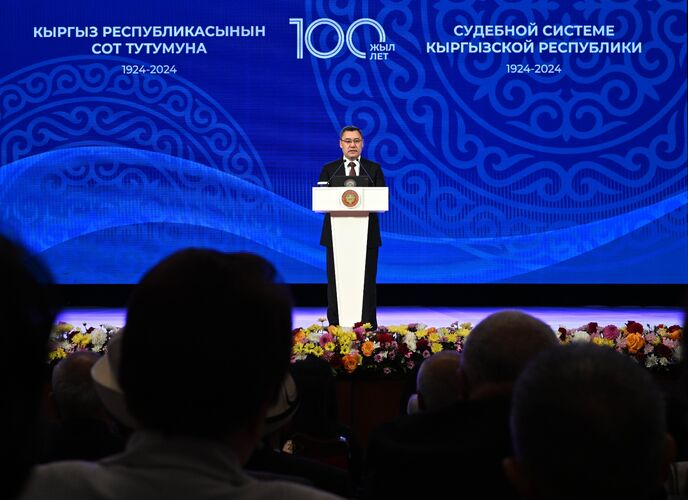 Гимн учурунда президент жана судьялар