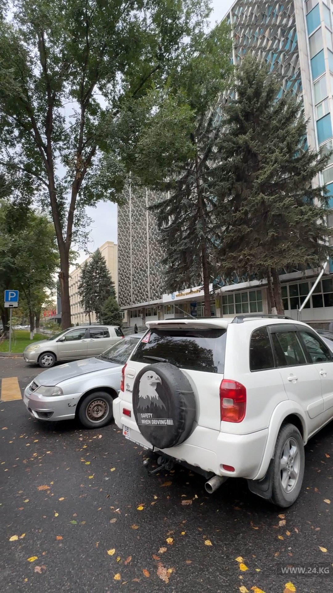 Авто, припаркованные у Министерства финансов
