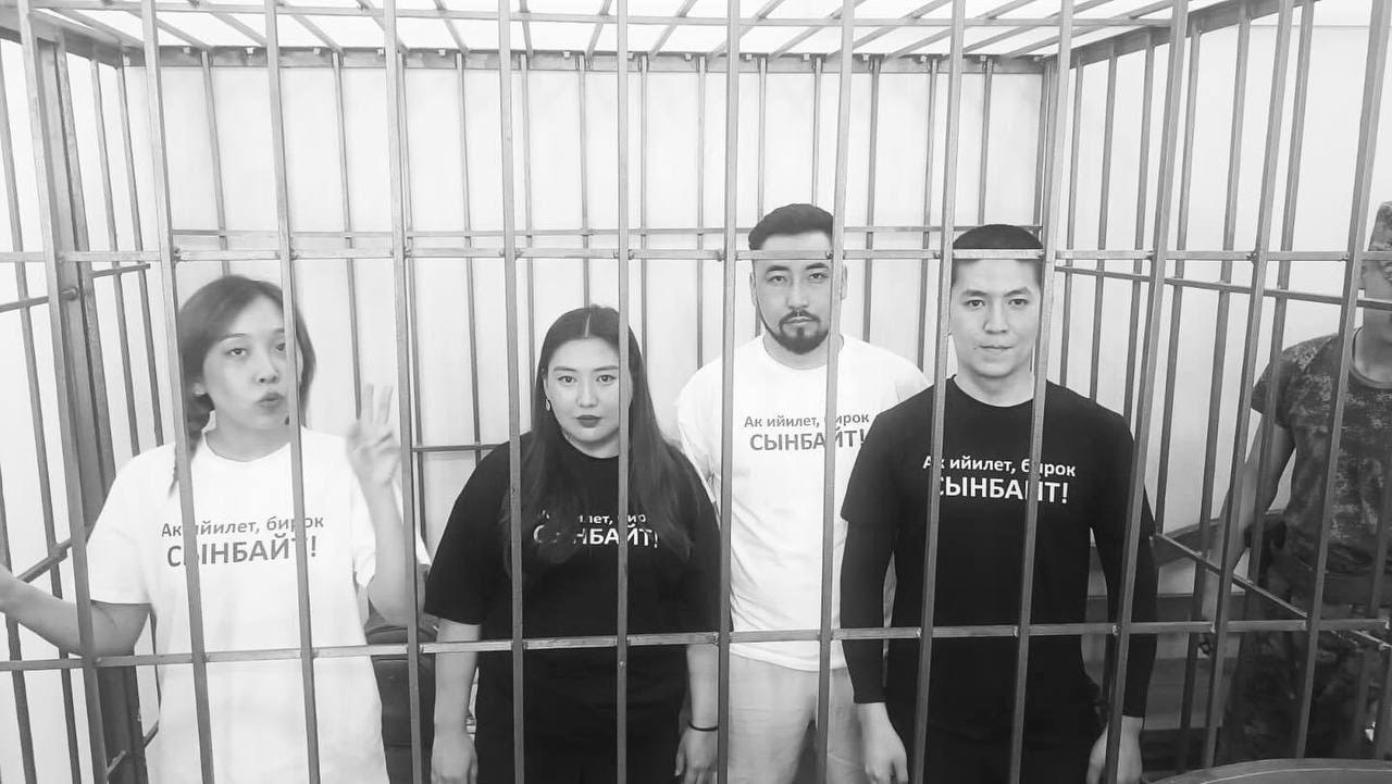 Айке Бейшекеева — первая слева