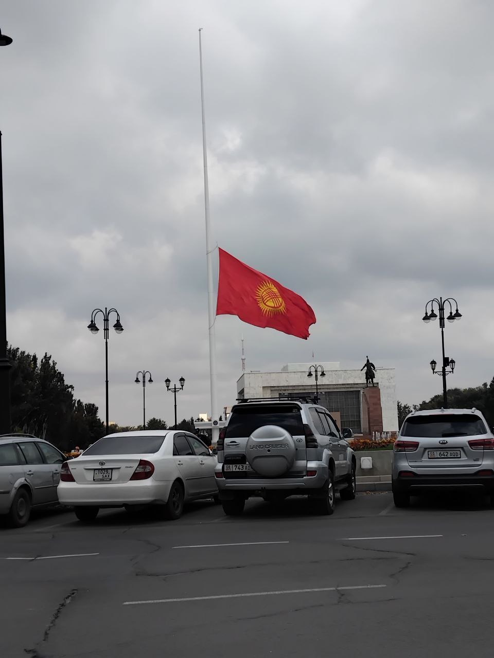 На площади приспустили флаг