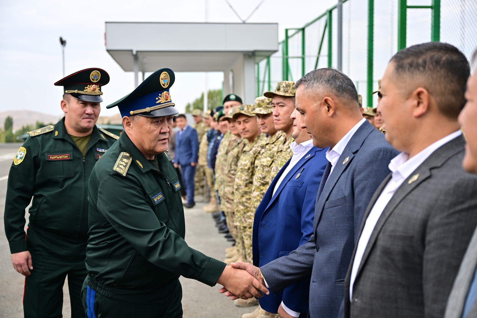 Камчыбек Ташиев открыл военный городок спецназа «Бору» в Сулюкте