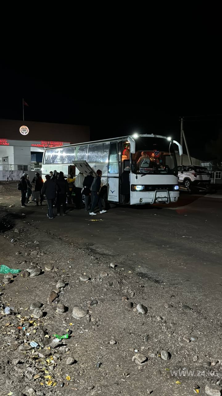 Пассажиры автобуса садятся в транспорт после заправки
