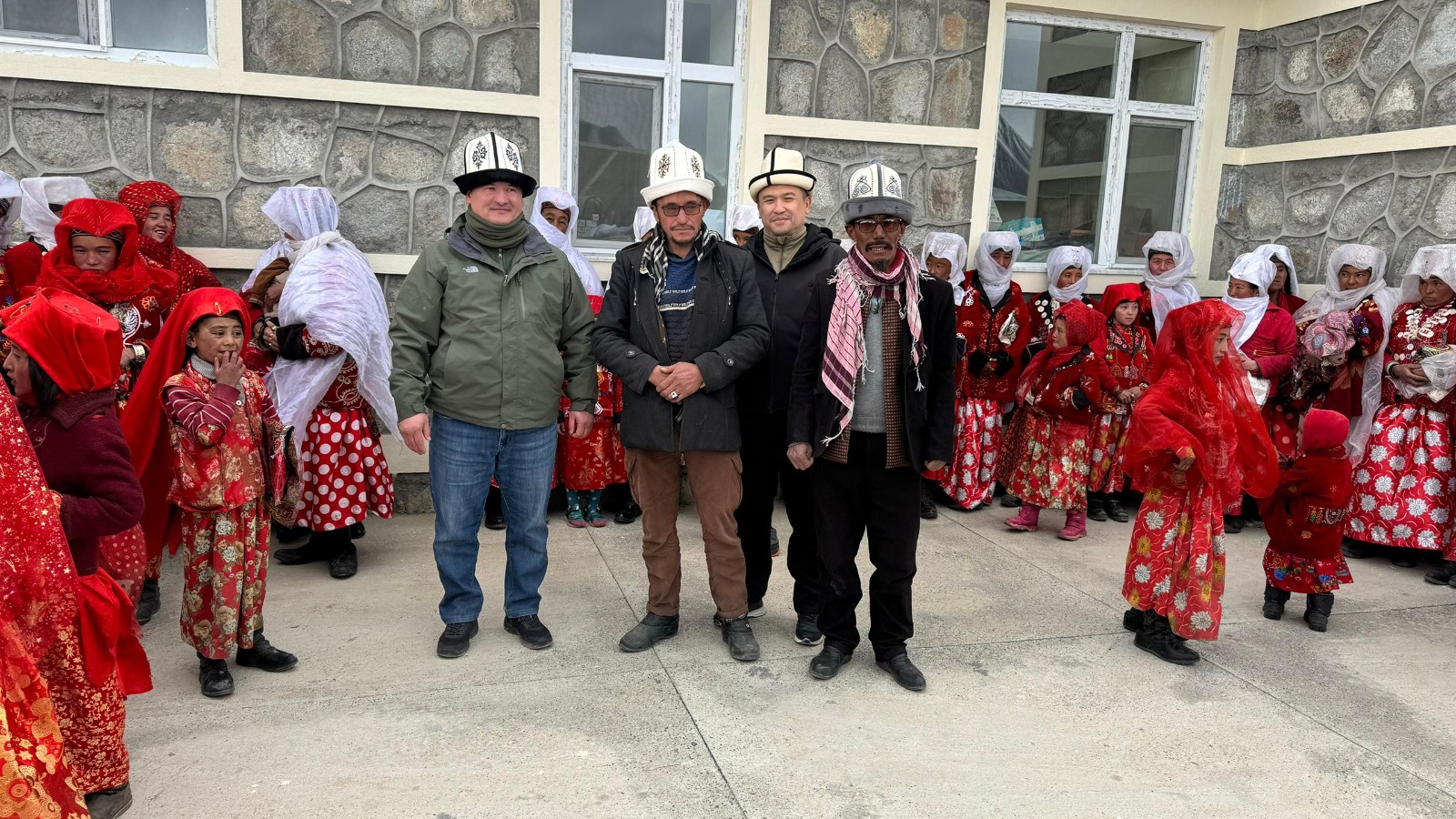 Этническим кыргызам в Афганистане доставили медицинские и ветеринарные препараты.