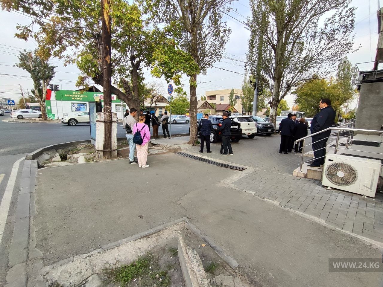 Водители заезжают на закрытые бордюрами парковки через тротуары