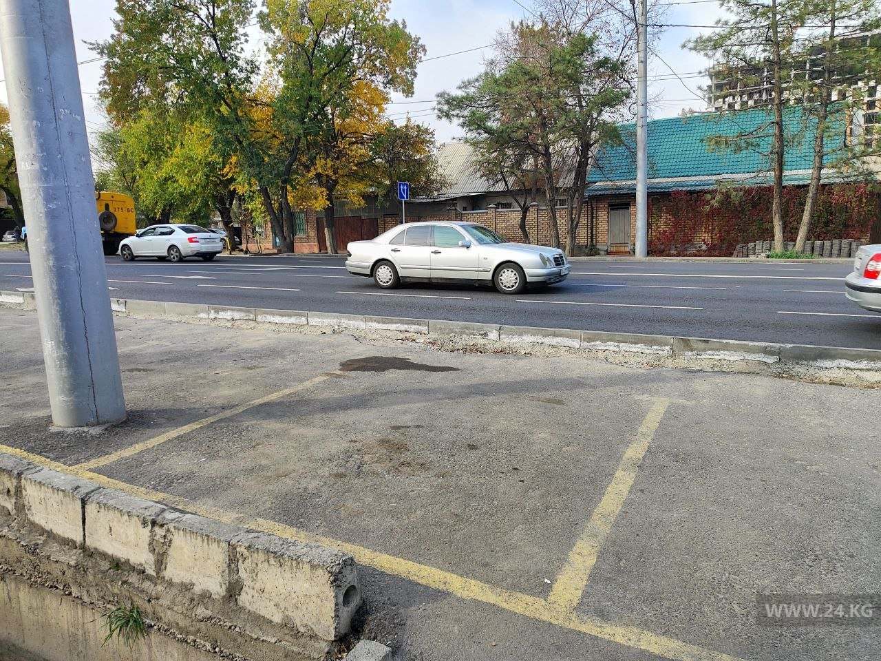 На месте этих парковок у кафе раньше была зеленая зона