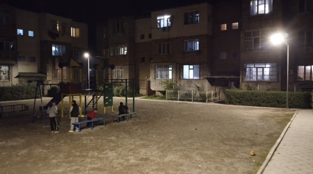 В микрорайоне «Достук» завершили установку уличного освещения