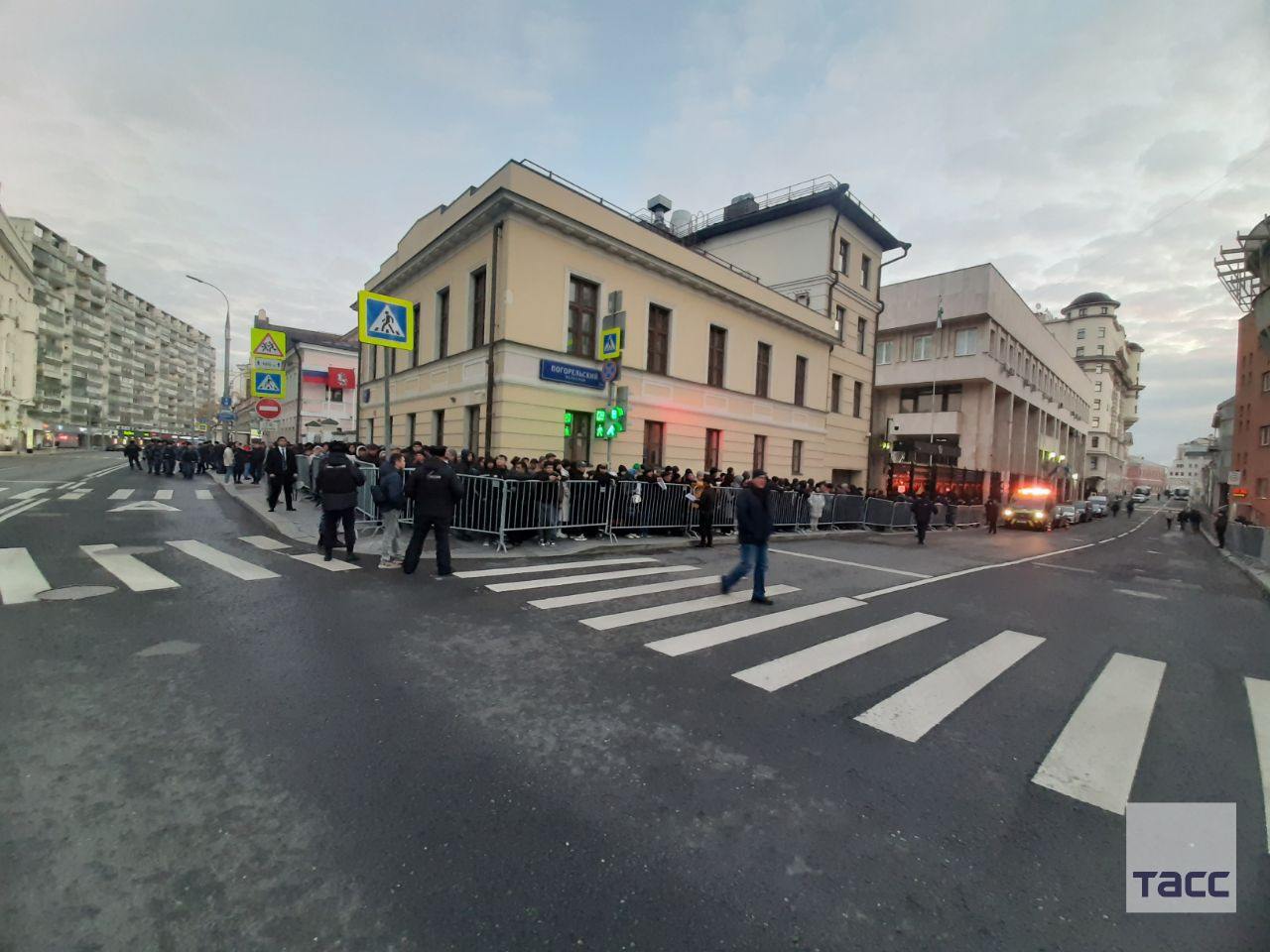 В Москве на избирательном участке образовалась очередь из сотен желающих проголосовать