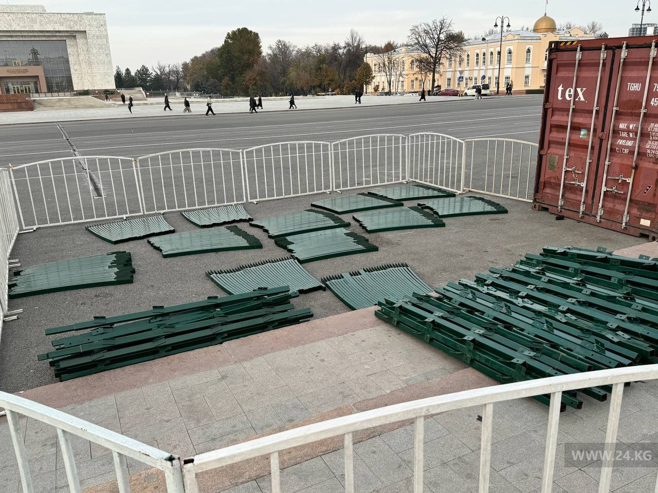 В Бишкеке начали устанавливать новогоднюю елку