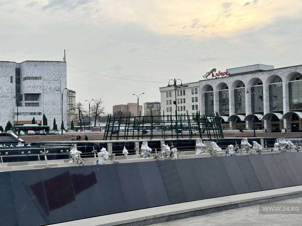 В Бишкеке начали устанавливать новогоднюю елку