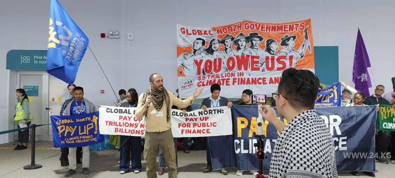 Pay up! — один из частых лозунгов на акциях экоактивистов во время COP29
