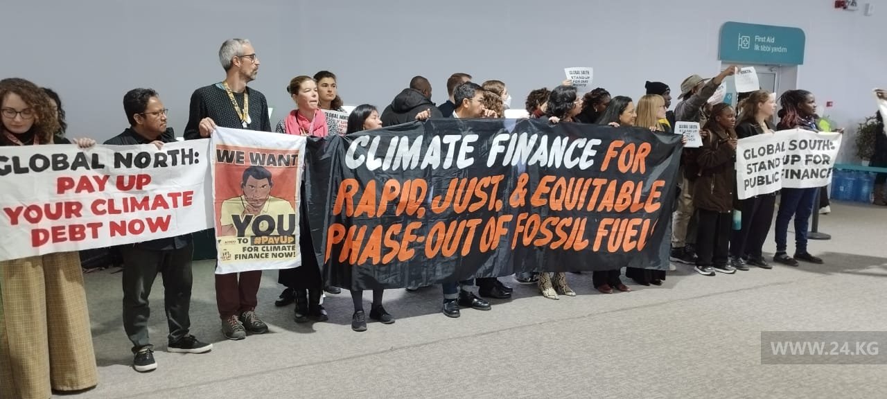 Pay up! — один из частых лозунгов на акциях экоактивистов во время COP29
