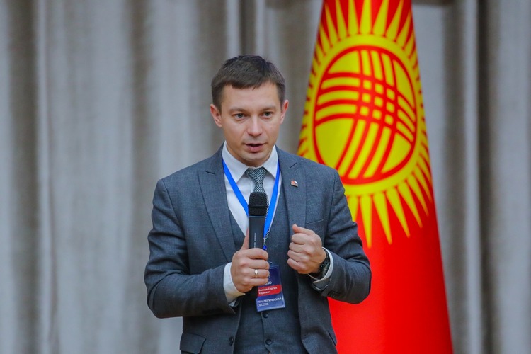 Исполняющий обязанности ректора КРСУ Сергей Волков