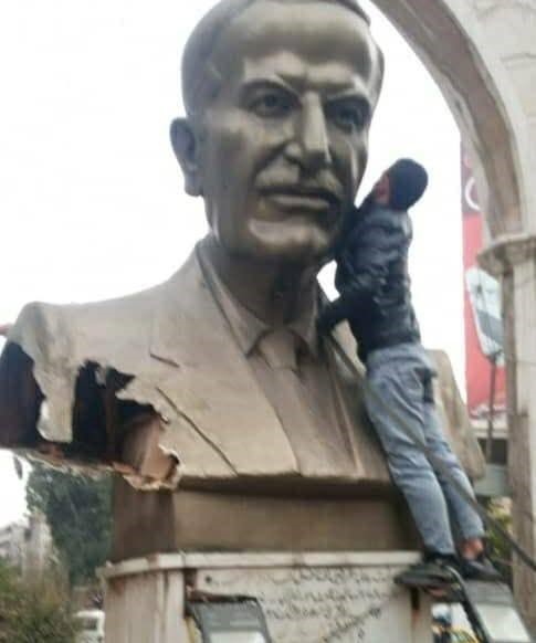 Повстанцы снесли памятник отцу Башара Асада Хафезу Асаду