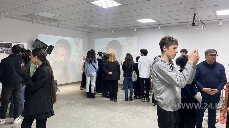На выставке в честь писателя Чингиза Айтматова