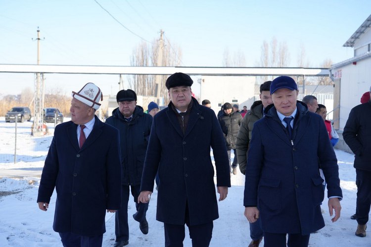 Заместитель председателя кабинета министров Бакыт Торобаев на открытии птицефабрики