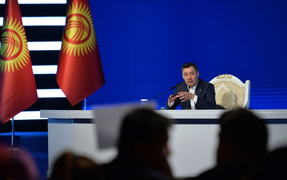 Фото с первой пресс-конференции Садыра Жапарова 12 ноября 2020 года