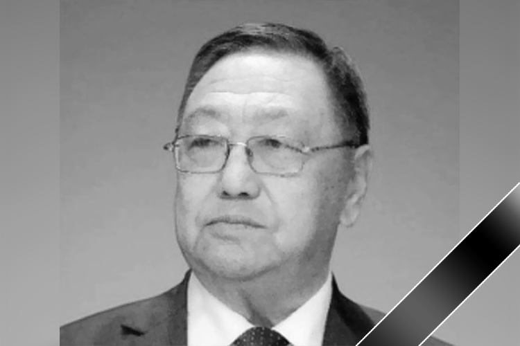 На 79-м году жизни после продолжительной болезни скончался видный государственный и общественный деятель, заслуженный строитель КР Женишбек Бекболотов
