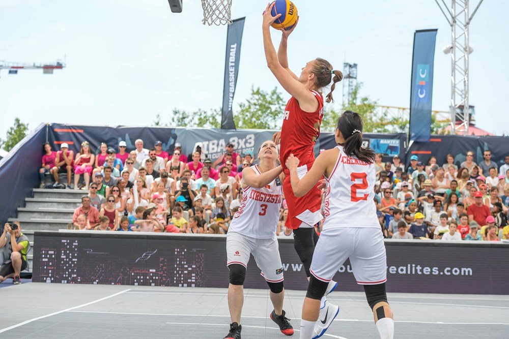 Fiba.com. Эпизод матча Кыргызстан – Россия на Кубке мира по баскетболу 3х3. Кыргызстанки вдвоем пытаются удержать будущую победительницу турнира