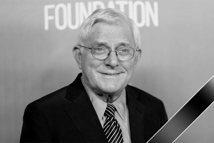В США в возрасте 88 лет умер журналист и телеведущий Фил Донахью. В Америке его считают основателем жанра ток-шоу. В России же его помнят как человека, который в 1980-х годах вместе с Владимиром Познером при помощи телемостов знакомил два народа — советский и американский — друг с другом