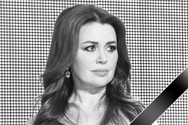 Актриса Анастасия Заворотнюк умерла после продолжительной болезни — рака головного мозга. Ей было 53 года