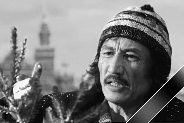 Умер актер из «Елок» Адылбек Атыхаев. Он исполнил роль дворника, работавшего на Красной площади