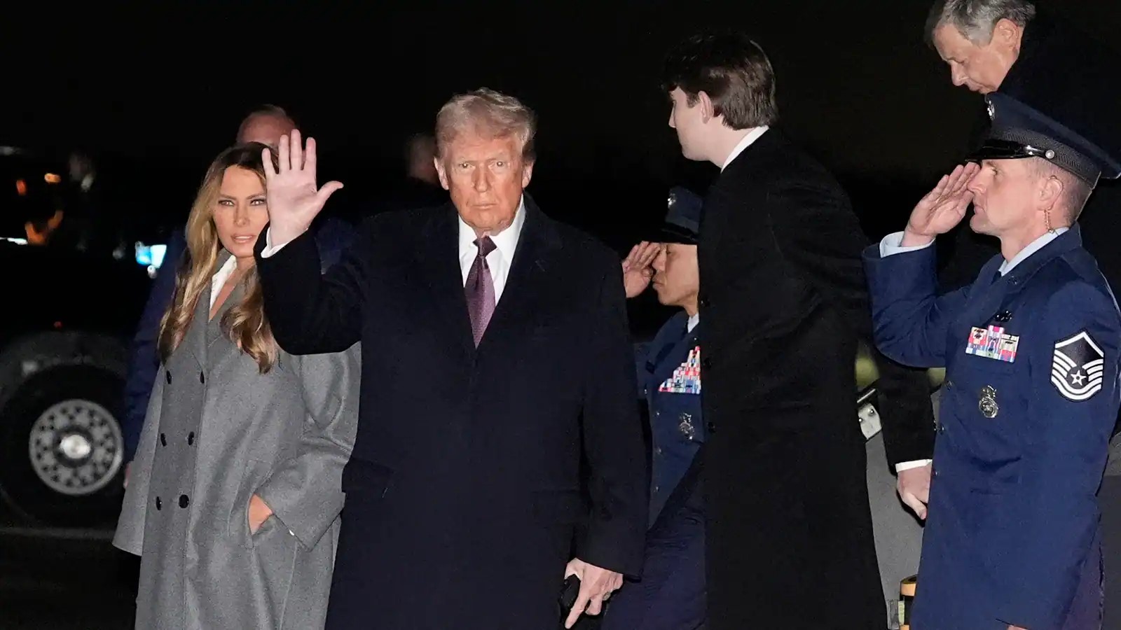 Дональд Трамп прибыл в Вашингтон со своей женой Меланией и младшим сыном Бэрроном