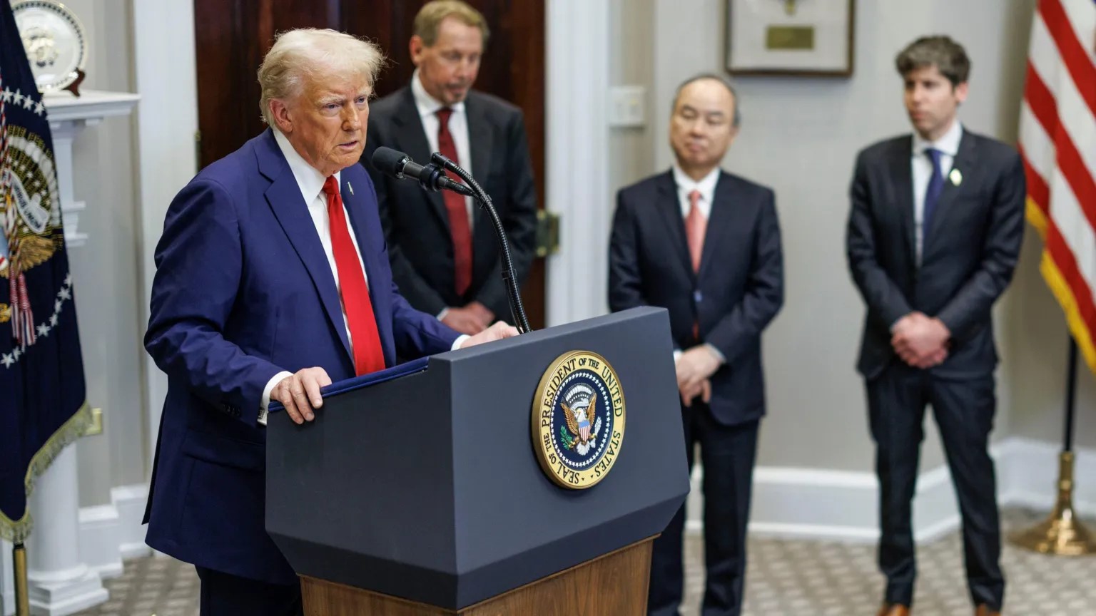 Дональд Трамп вместе с руководителями OpenAI Сэмом Альтманом, SoftBank Масаеси Соном и Oracle Ларри Эллисоном