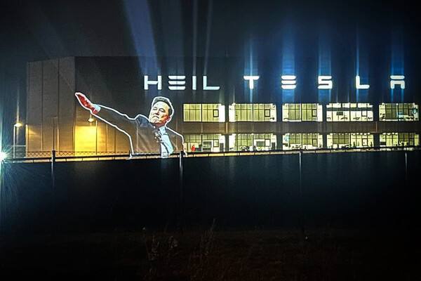 Активисты вывели на стену завода Tesla в Берлине изображение миллиардера с вытянутой рукой и добавили слово «Heil».