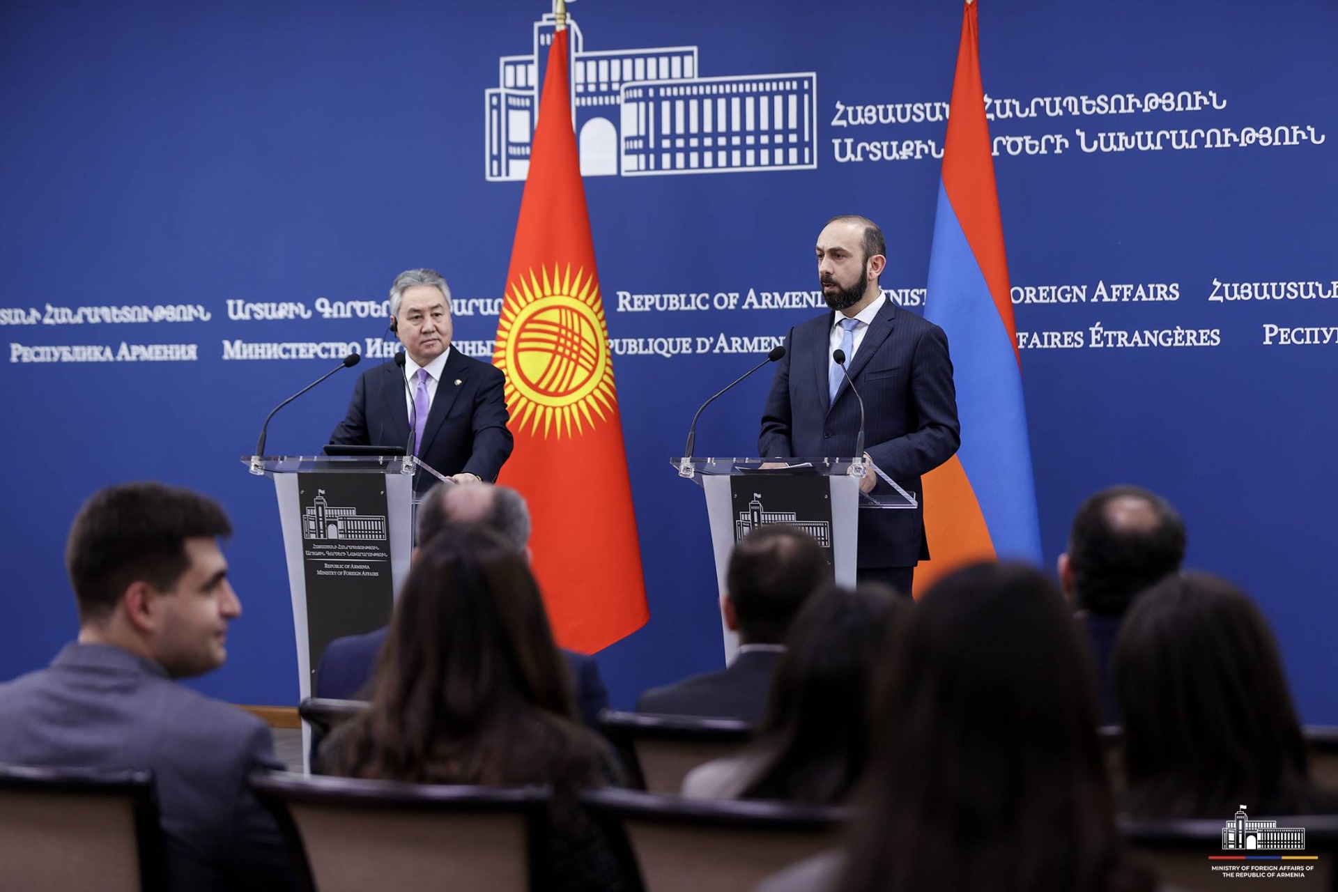 Совместный брифинг глав МИД Кыргызстана и Армении в Ереване