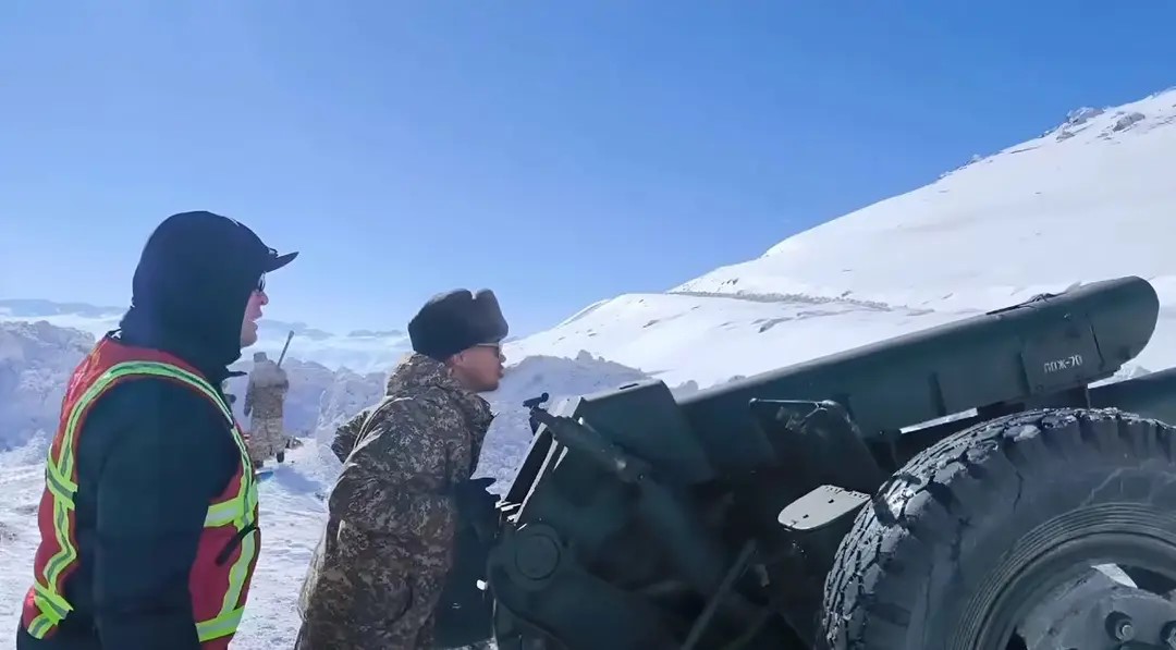 Более 13 тысяч кубометров снега принудительно спущено на трассе Бишкек — Ош