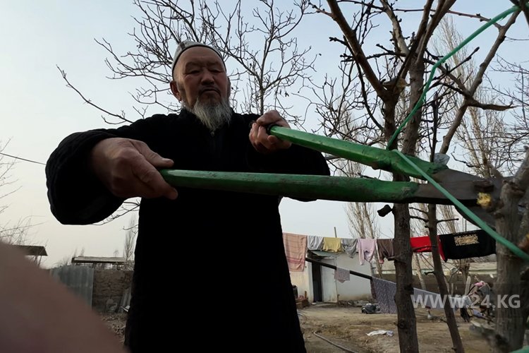 Алишер Жээнбеков, Баткен облусунун Кара-Бак айылынын Аксакалдар кеңешинин төрагасы