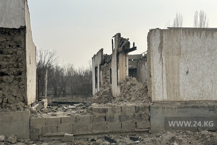 Шамшидин аванын короосунан чыкканда дубалдары гана калган кошунасынын үйү ал окуяларды унуттурбай келет.